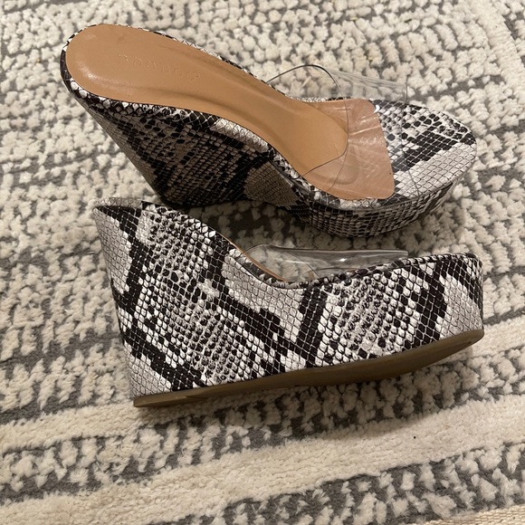 NWOT - Clear & Snake Print Wedges Size -8 - Picture 3 of 4